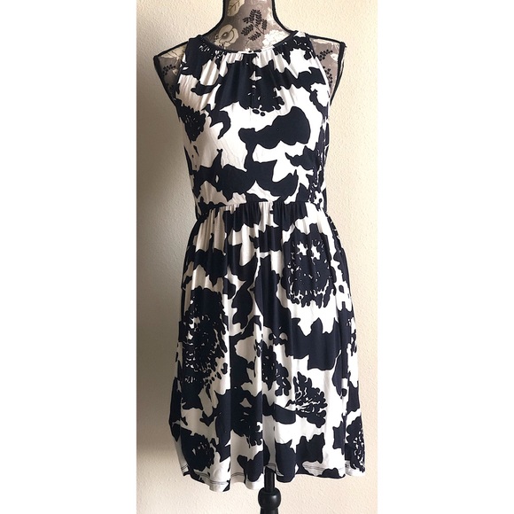 LOFT Dresses & Skirts - EUC LOFT navy and white floral sleeveless midi🌷